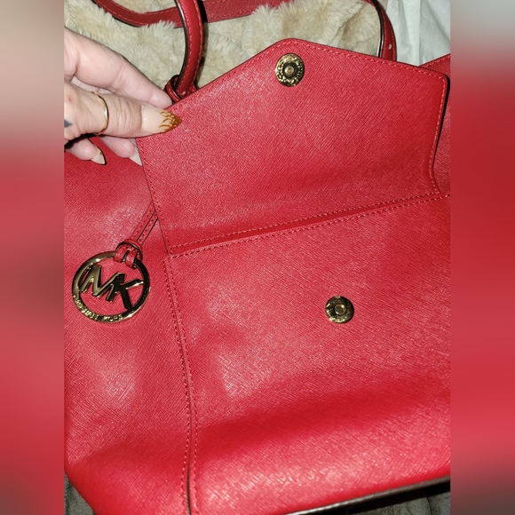 Michal Kors, Red shoulder bag. All original hardware with a duster bag. - Picture 14 of 16